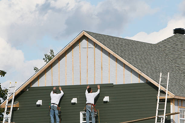 Professional Siding Installation technician working in Riverton, IL